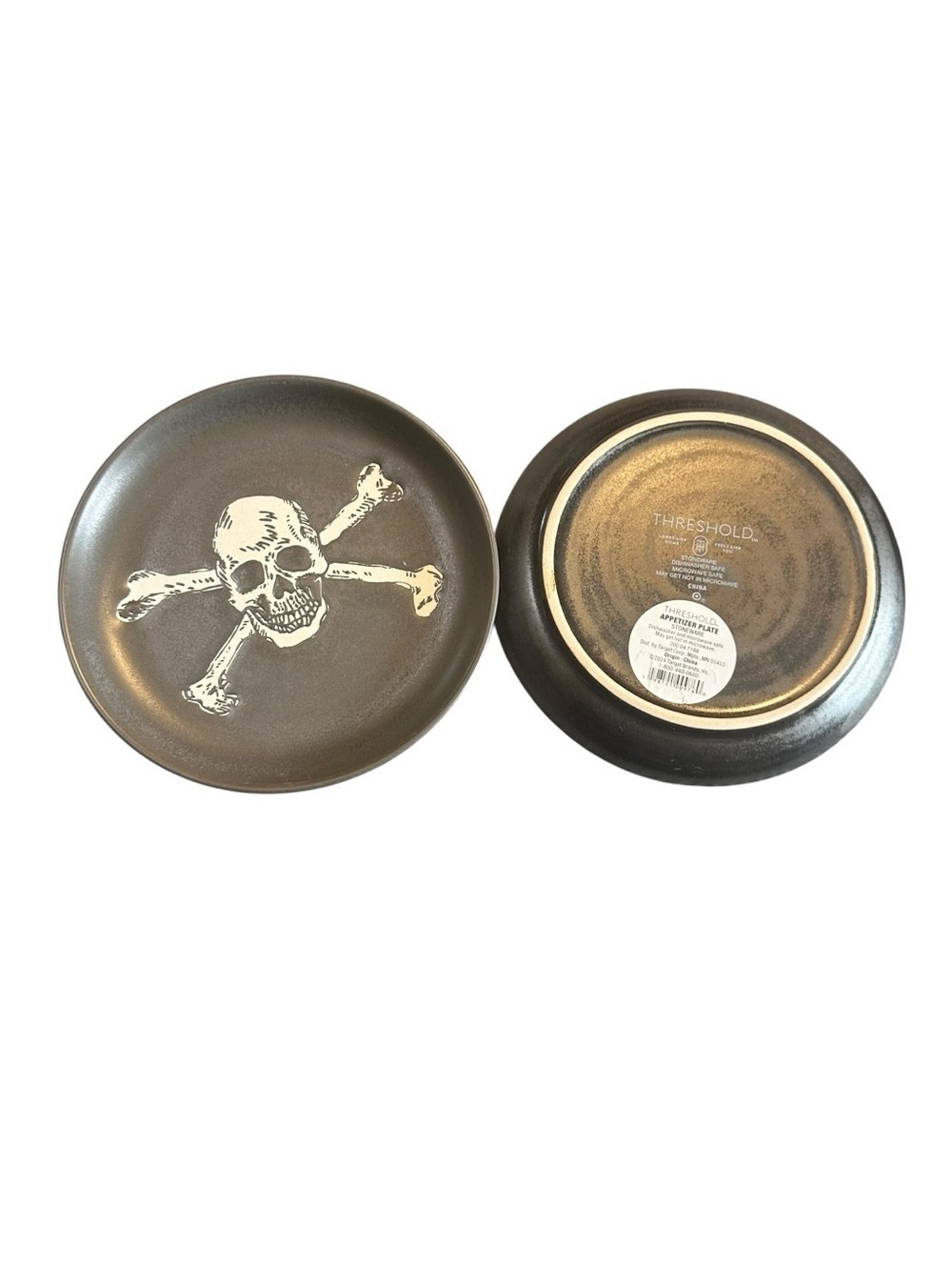 Set of 4 Threshold™ Stoneware Plates – Skull & Crossbones Design